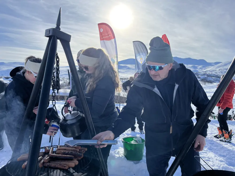 Frivillige som serverer bålkaffe