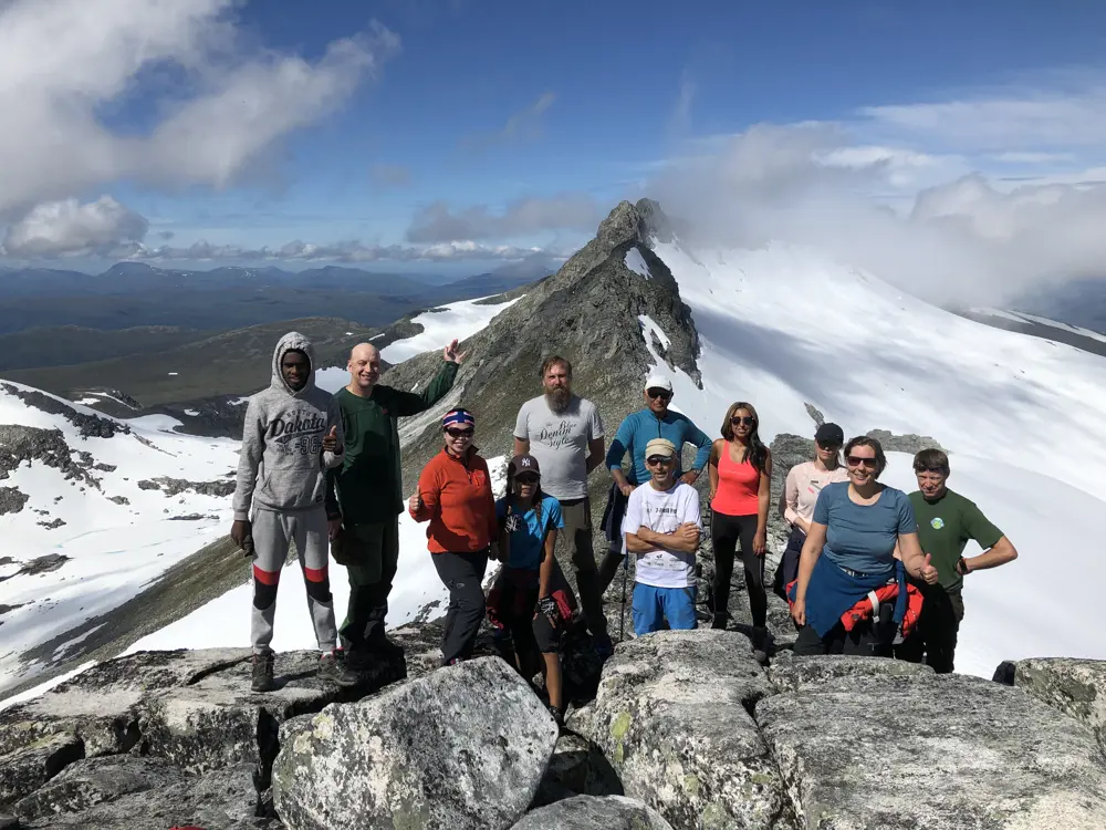 Gruppetur på toppen av fjellet 