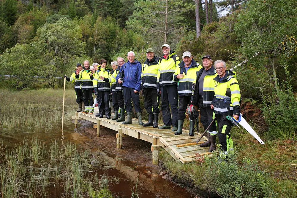 Trivselgruppa gjer ferdig gangbru til gapahuken Drangebu.