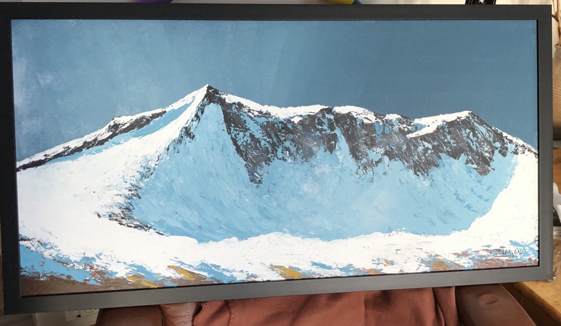Motiv av et fjell i vinterdrakt som er malt av Lars Galdal.