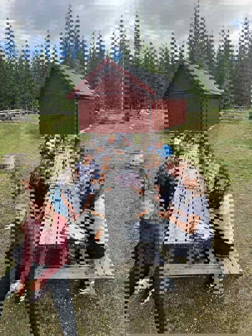 Ungdom spikker båter
