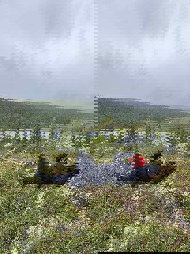 Gutt ligger og slapper av på fjellet.