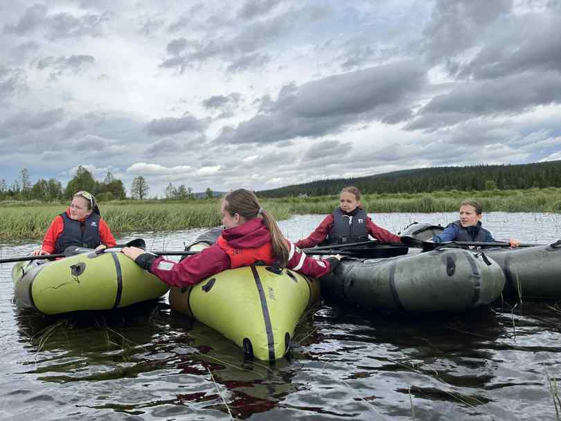 Fire jenter i packrafter
