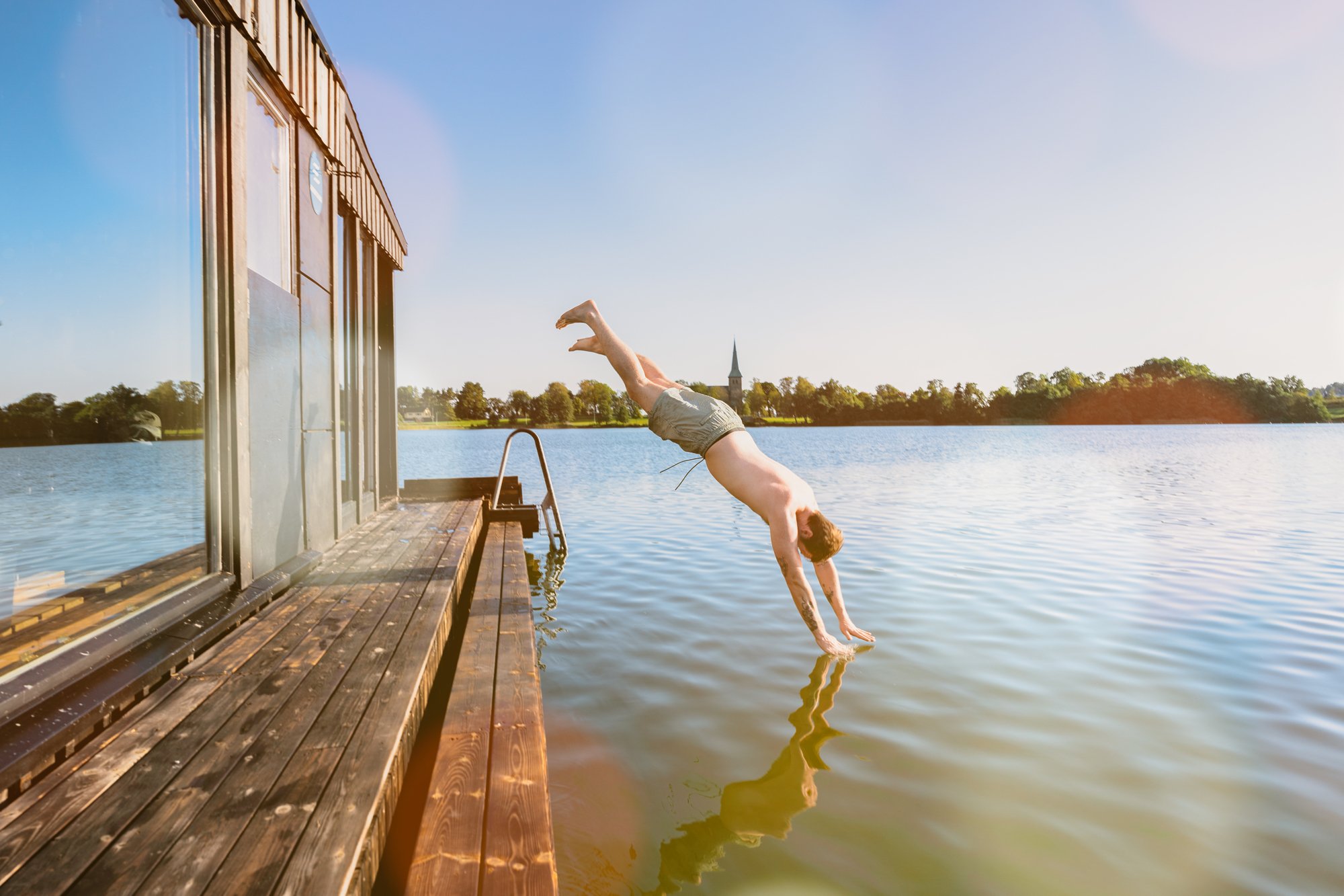 Mann som stuper i Tunevannet i Sarpsborg fra den flytende badstuen Aurora Sauna.
