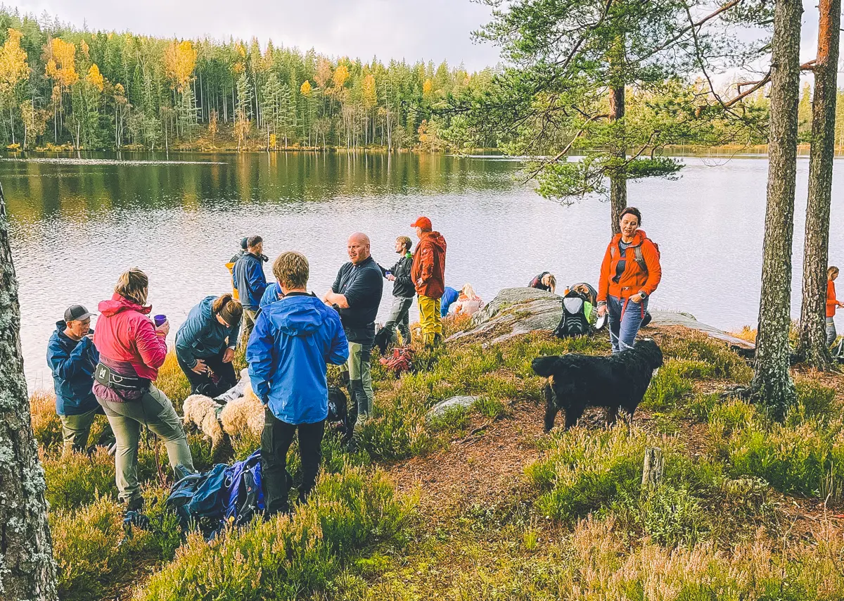 Turgruppe raster ved vannet.