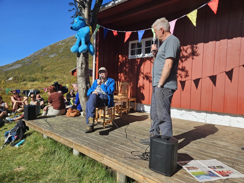 Stein Siem intervjuer Einar Dahle på Måsvassbu under 90-årsfeiringen 1. september 2024.