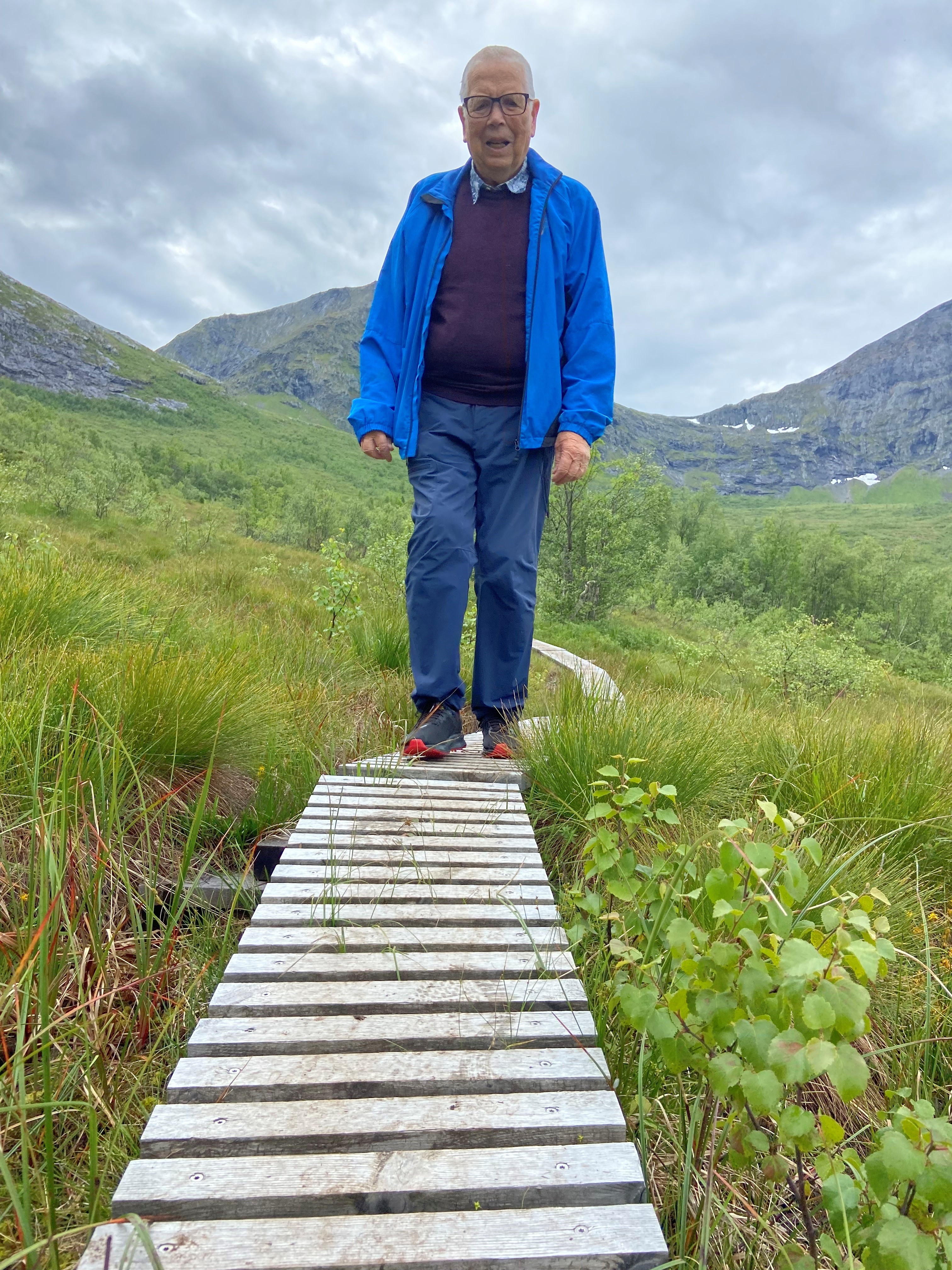 Kjent sti. Einar Dahle kjenner kvar sving og kvar Stein på stien til Måsvassbu. No har det mange plasser blitt moderne klopper.