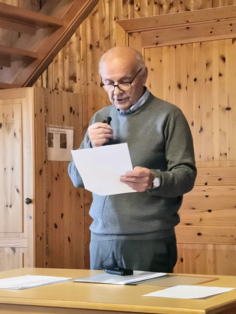 Leder snakker i mikrofon
