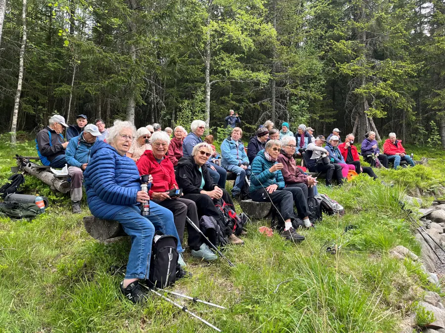 En gjeng eldre mennesker sitter på tur.