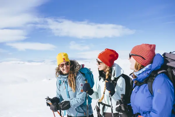 Tre damer på skitur i fjellet