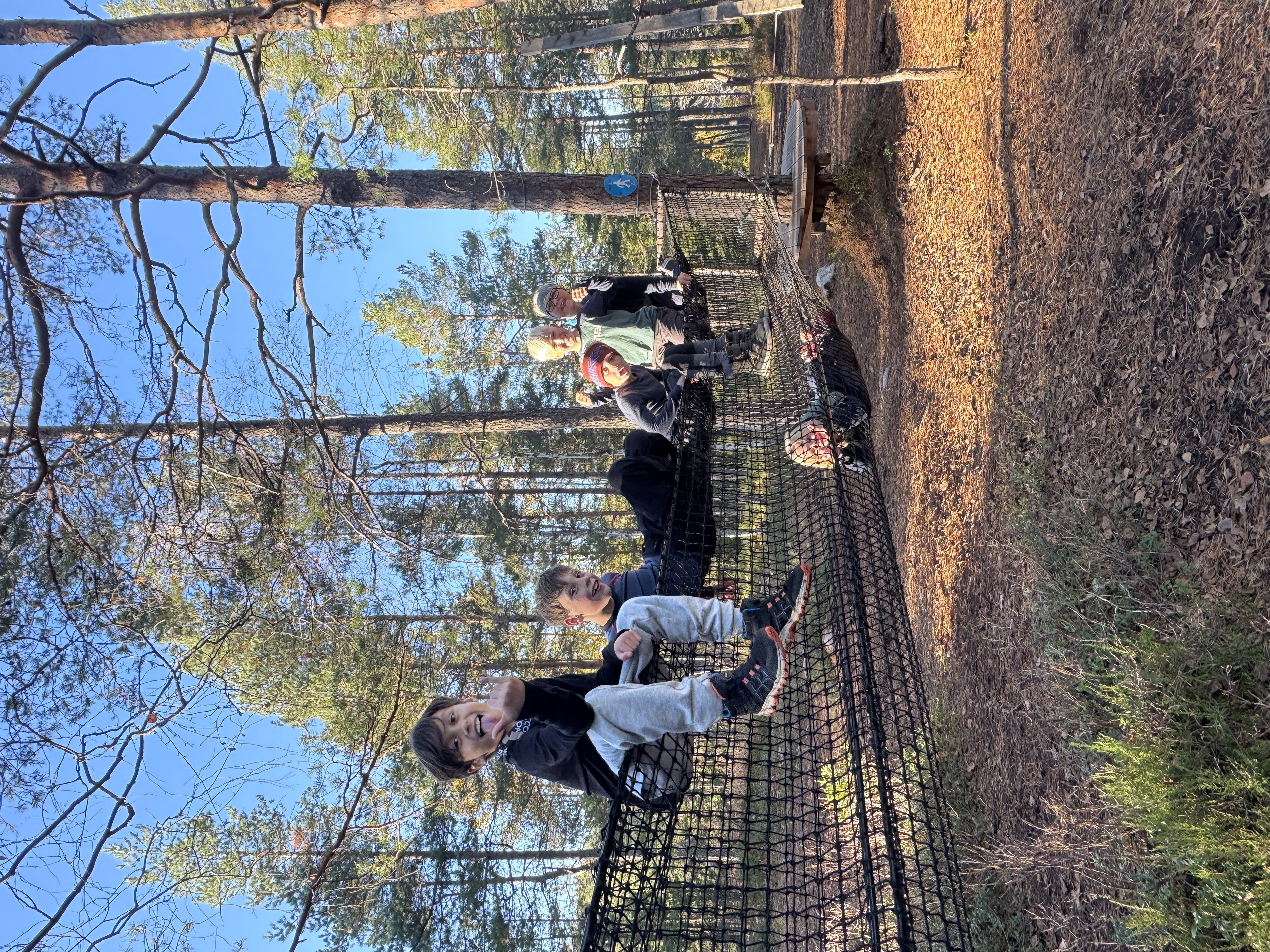 En gjeng med glade barn i aktivitetsløypa på Østtorp.