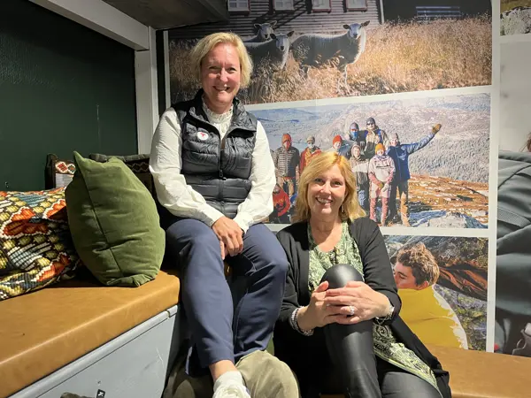 Daglig leder Mariann Eriksen i DNT Telemark og regiondirektør Kristin Saga i NHO Vestfold og Telemark