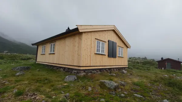 En ny hytte med solceller i fjellet