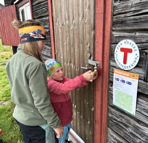 To barn ved en DNT-hytte