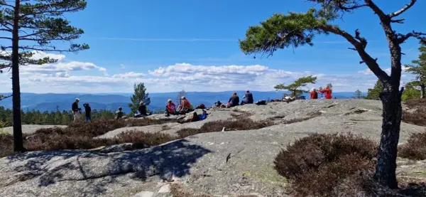 Mennesker som sitter på et fjell