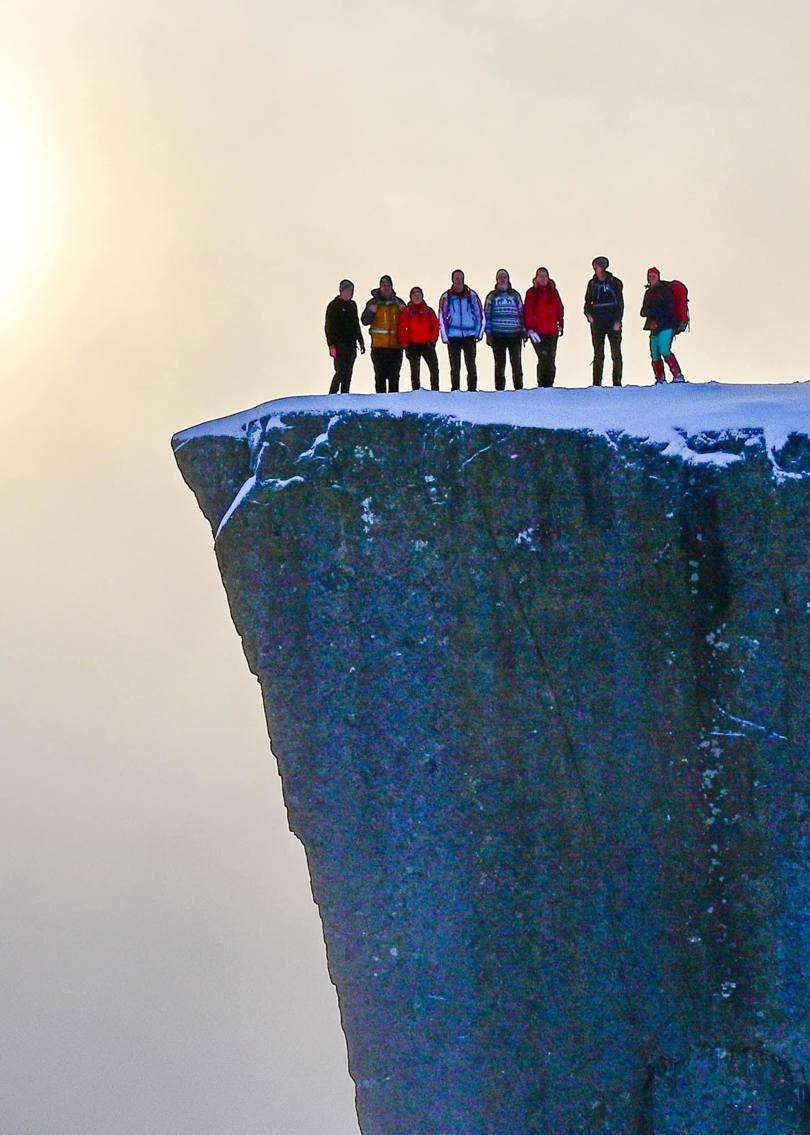 Stor turgruppe på toppen av Preikestolen