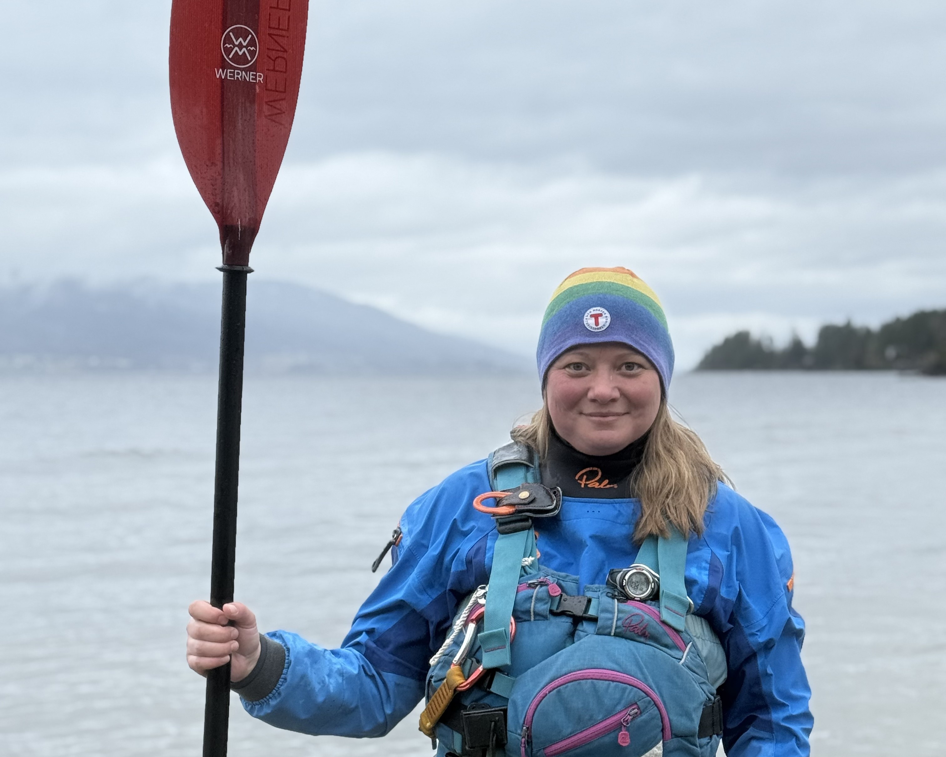 Bildet viser Camilla Kjemperud som holder en padle&aring;re, hun er ved havet.