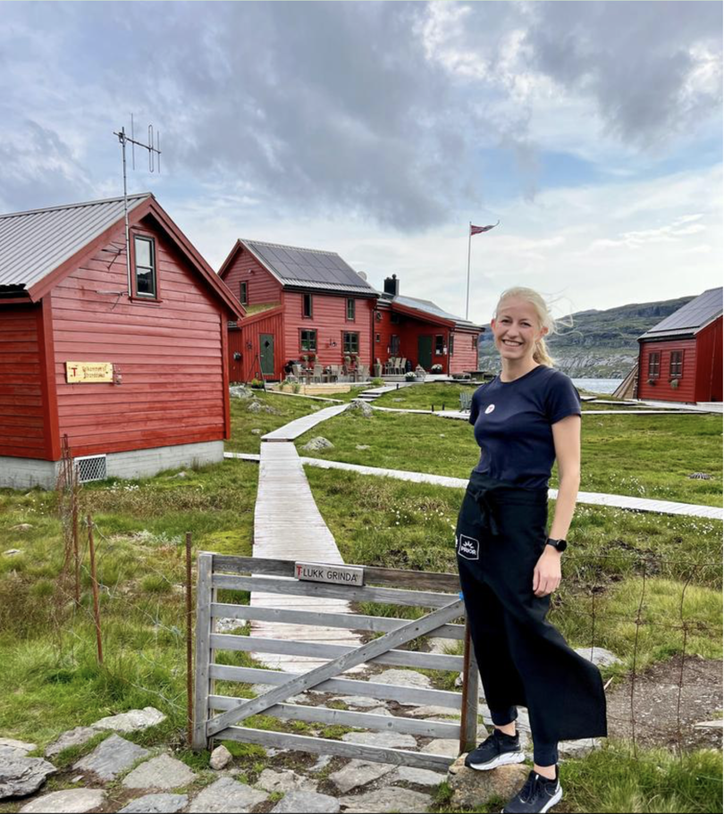 Glade Ingeborg som stå utenfor Stranddalen