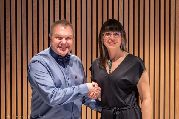 Avtroppende styreleder Kristian Jakobsen gratulerer påtroppende styreleder Hanne Marit Kvitting