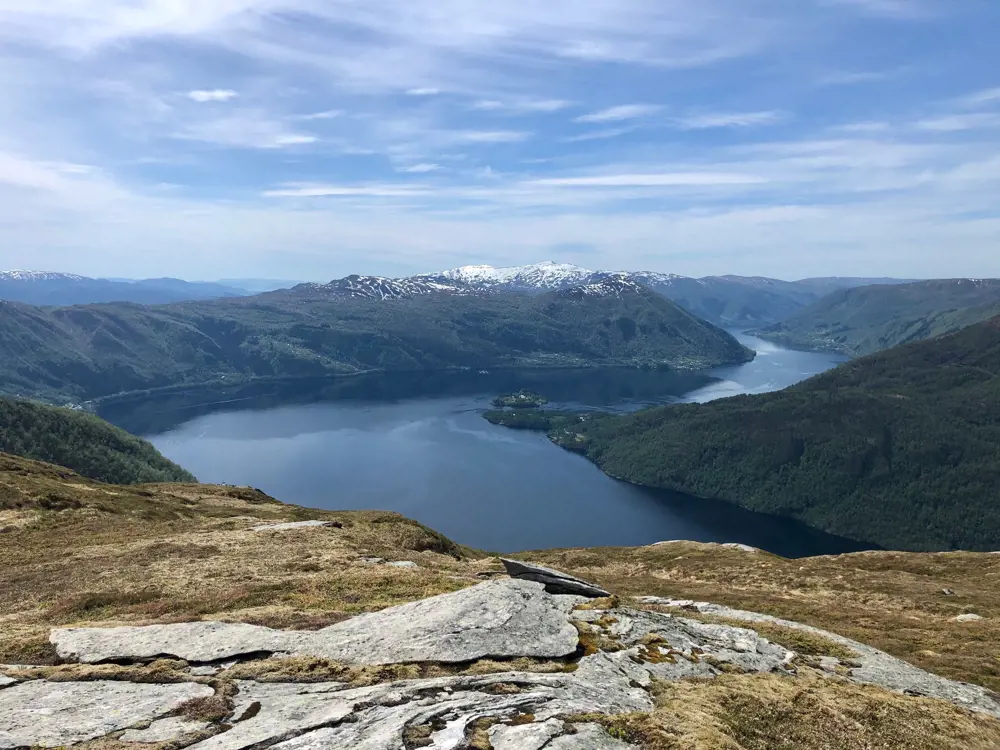 Utsikt over fjord og fjell.