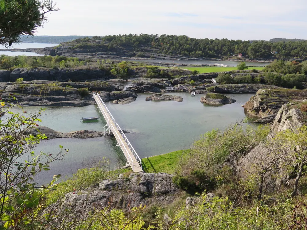 Gangbru over vannet ved Langesund bad