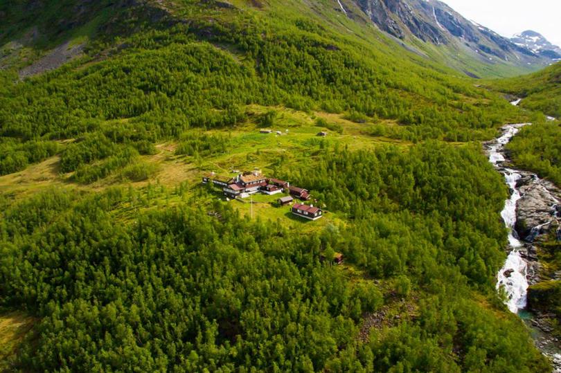 Skjønne Skogadalsbøen fra oven, bilde tatt med drone i fugleperspektiv. 