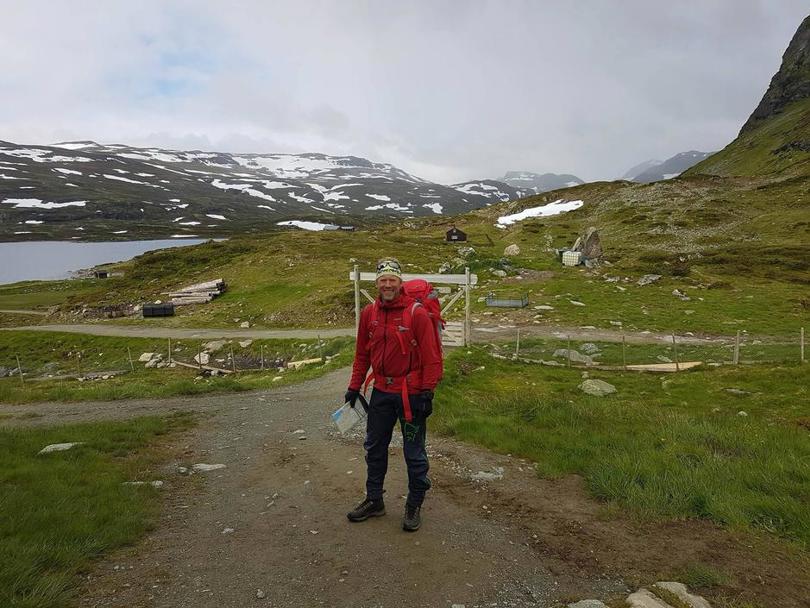 Henning poserer fotografen, på vei til Geiterygghytta for å feire porselenbryllup og bursdag. 