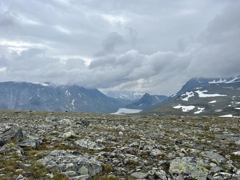 På bildet ser vi vestenden av Russvatnet og innover Memurubu.