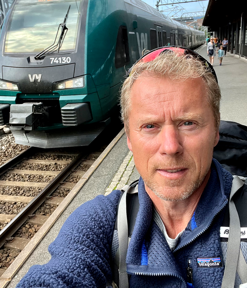 Henning tar bilde av seg selv foran toget på Oslo S. 