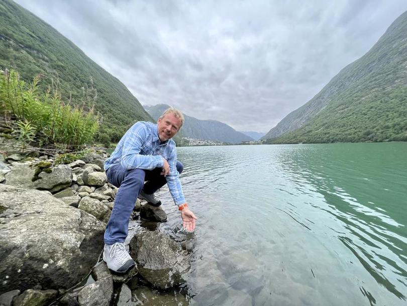 Henning har fullført OMVEIEN og skylder hendene nede i Sognefjorden!