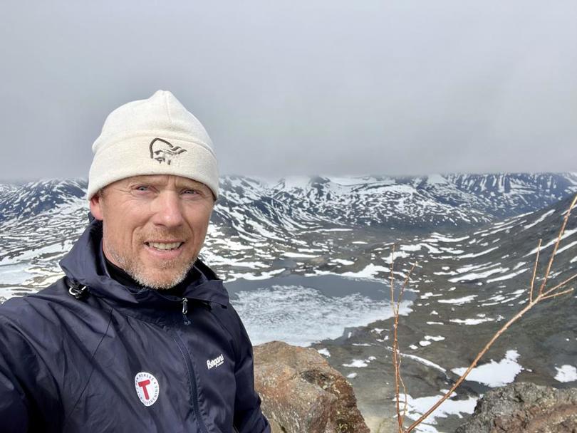 Henning på toppen av Kyrkja.