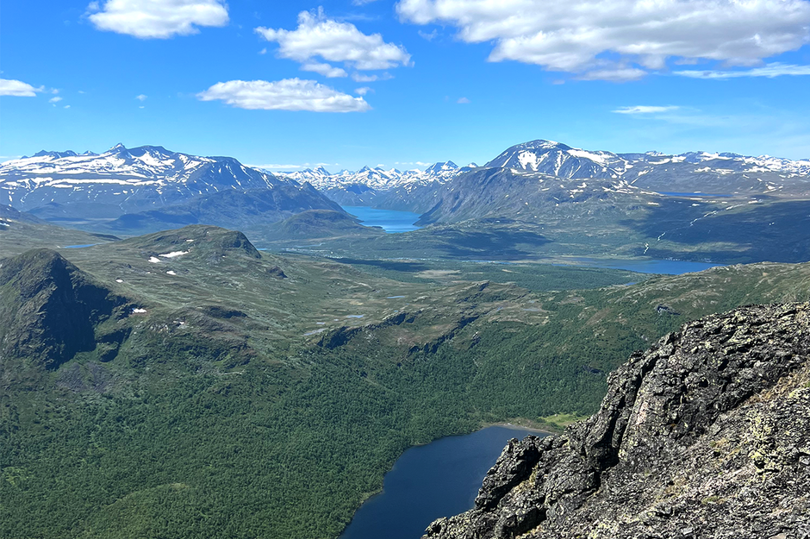 På vei opp mot toppen av Sikkildalshø, her er utsikt mot Gjende og Besseggen.