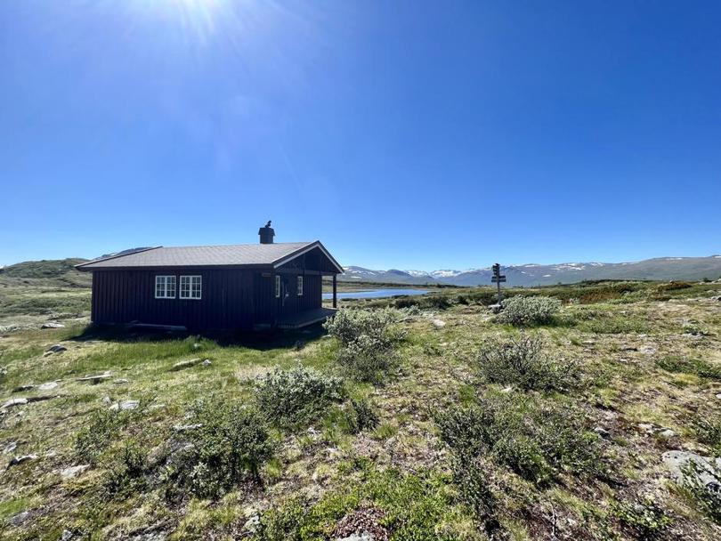 DNT hytta Oskampen med Jotunheimen i bakgrunnen.