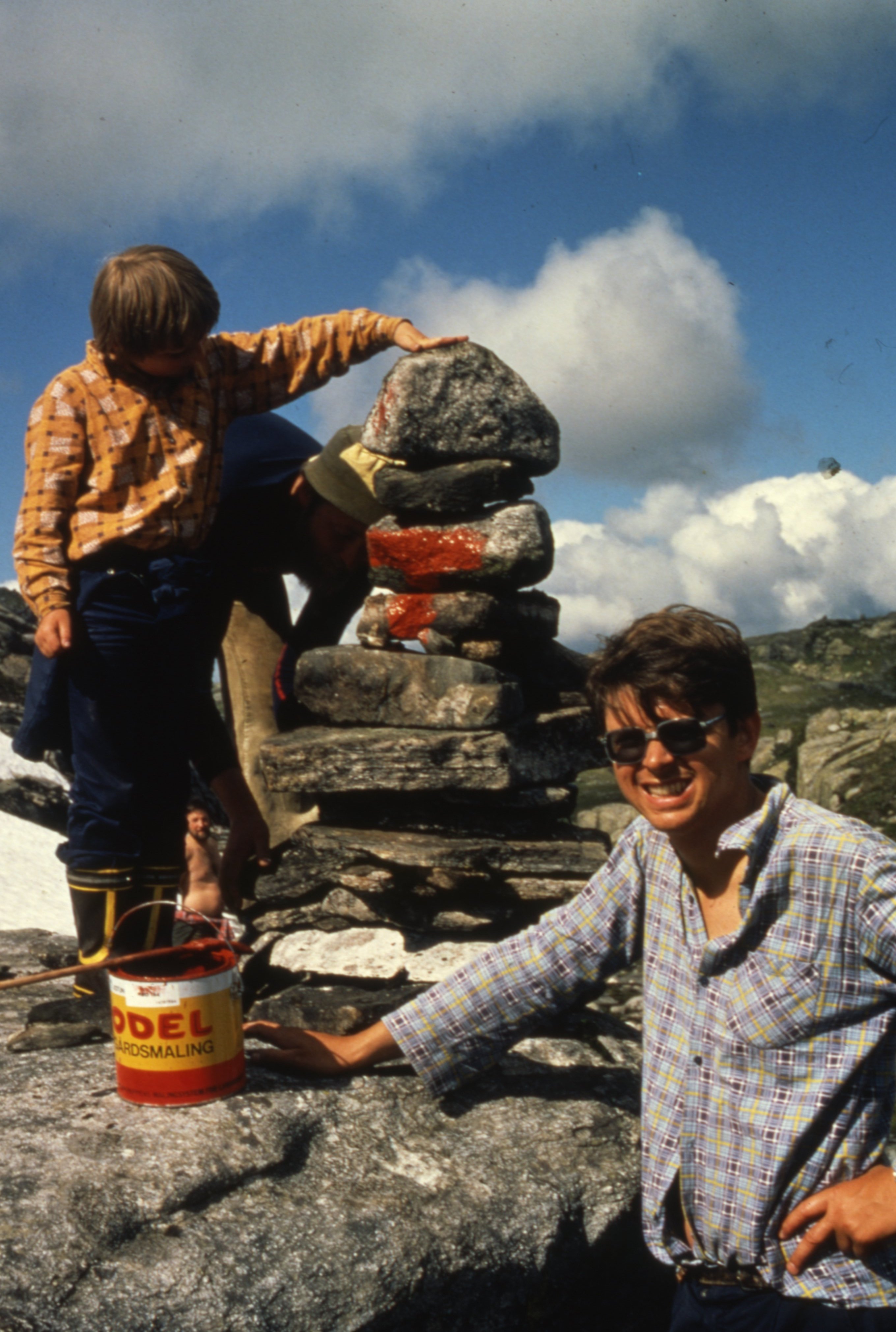 Bildet er tatt unbder oppmerking av stien fra Seljestad til Simlebu ca. 1977/1978.