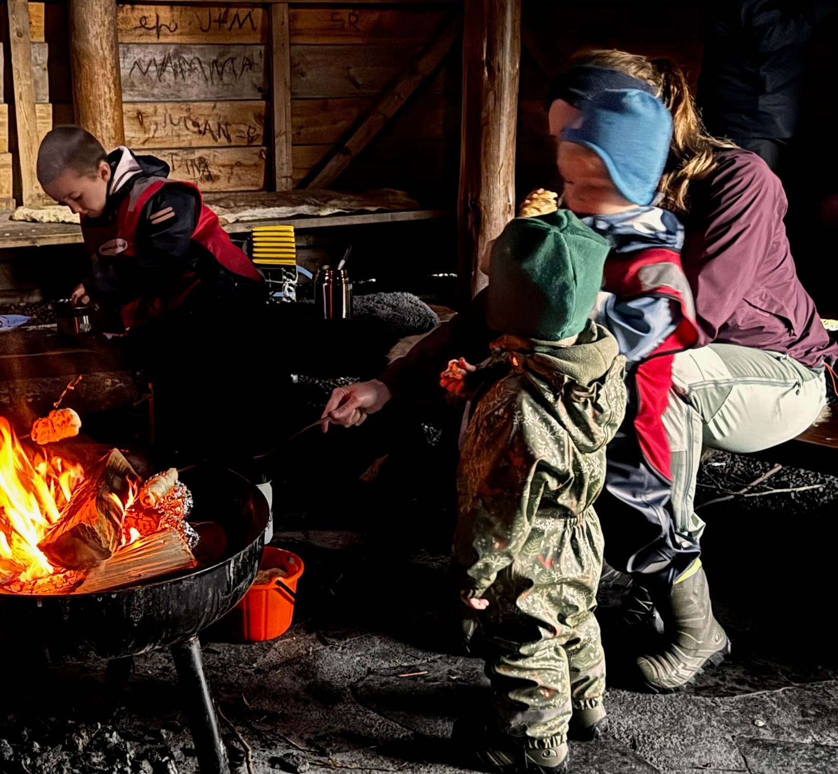 Pinnebr&oslash;d p&aring; b&aring;l. Fv. Sebastian M. Halleraker, Martin og Magnus Eikeland.