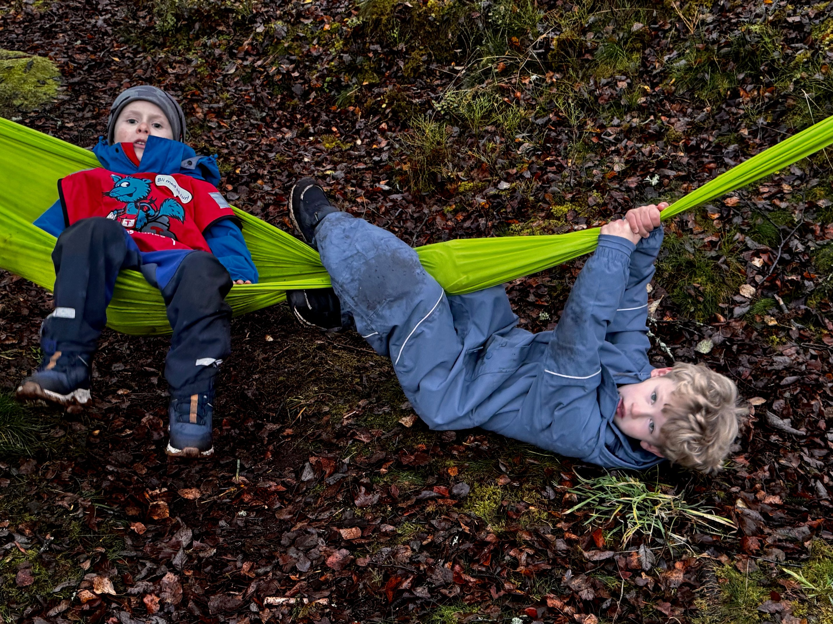 Johannes L&oslash;ype Berglie og Kaspian Furlund boltrer seg i hengek&oslash;ya.