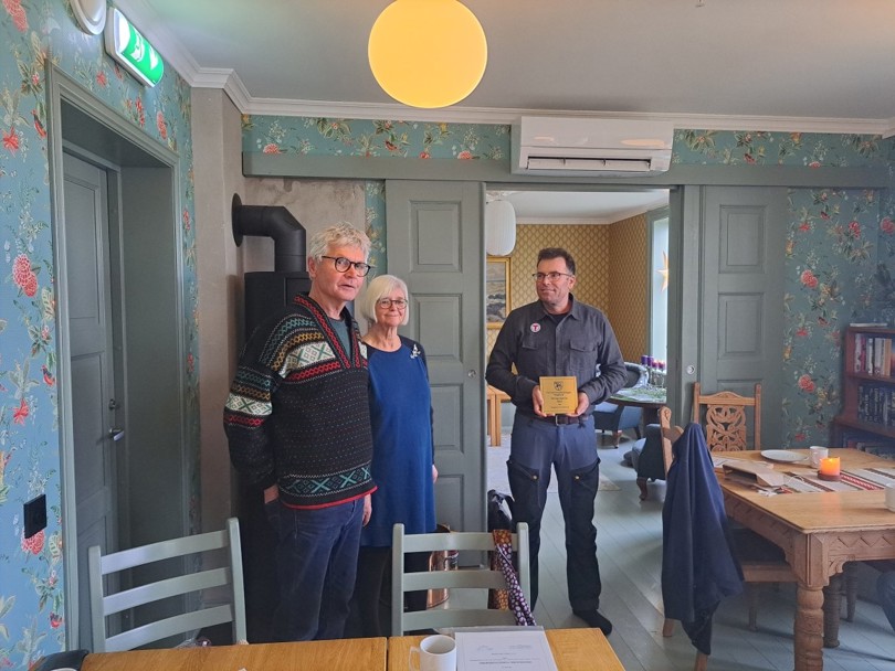 12. desember det prisoverrekkelse på Villa Vibrandsøy. På bildet: Kjetil Thu og Grete Holmboe fra Fortidsminneforeningen i Rogaland, og Rolf Børseth, styreleder i Haugesund Turistforening.