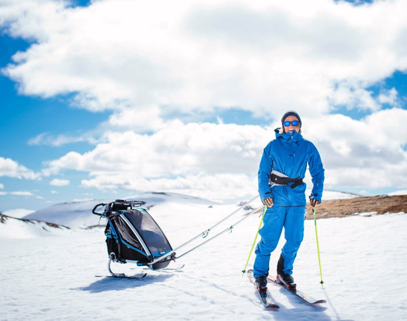 Mann på ski med pulk