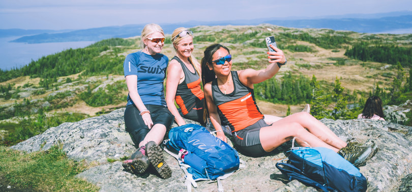 Tre jenter tar selfie på en fjelltopp i Bymarka i Trondheim.