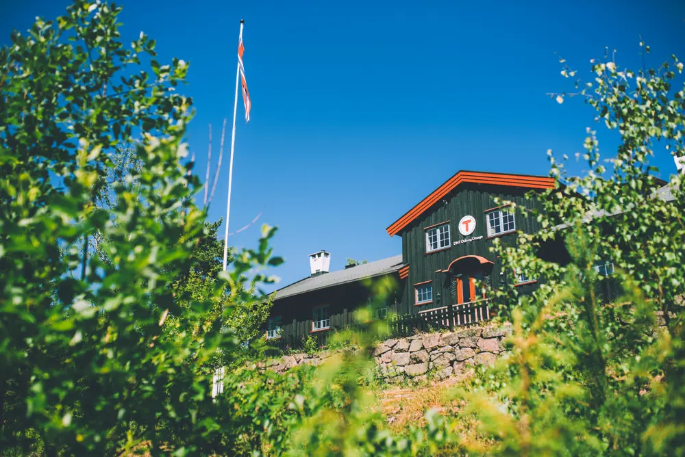 Kobberhaughytta 25. juni 2018. En dugnadsgjeng får besøk av kulturminister Trine Skei Grande.