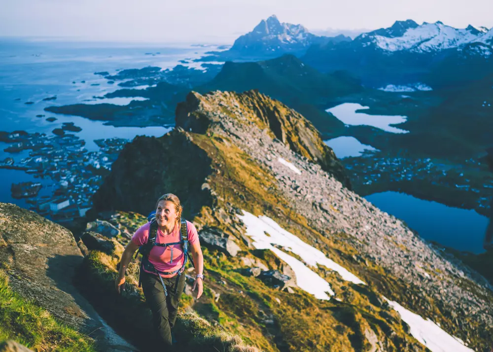 Dame går på fjell i Lofoten