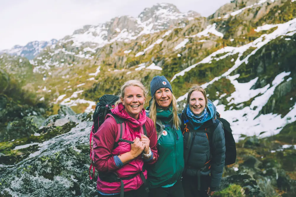 Nydelige Trollfjordhytta ligger på grensen mellom Vesterålen og Lofoten. Turen opp til hytta går fra Austpollen innerst i Trollfjorden.