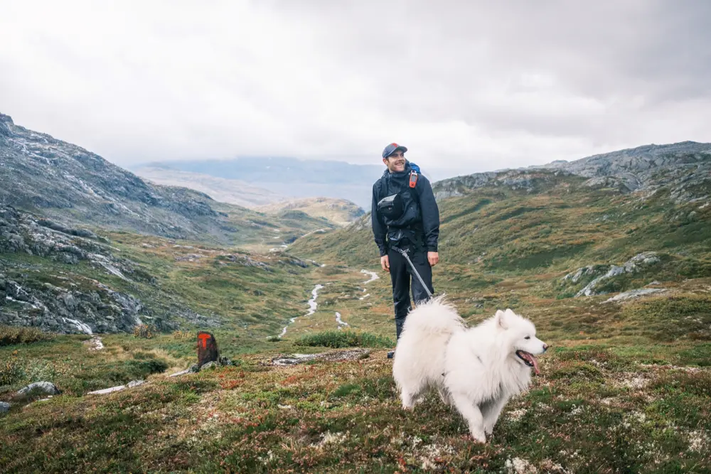 John Petter Nordbø og Baijas på stien mellom Bleskestadmoen og Jonstølen i Suldal. Hund på tur.