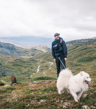 John Petter Nordbø og Baijas på stien mellom Bleskestadmoen og Jonstølen i Suldal. Hund på tur.