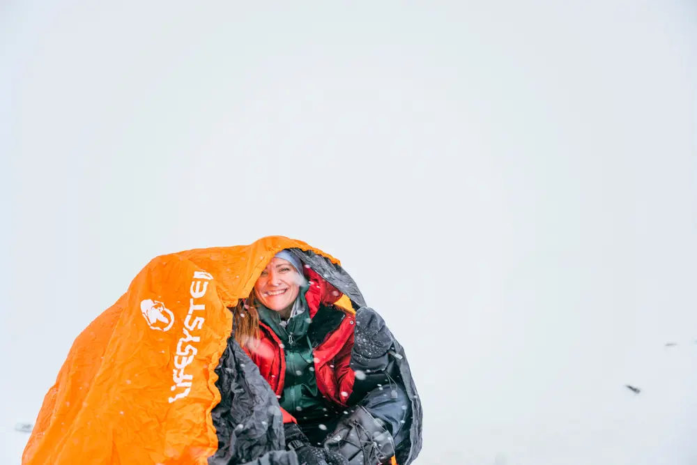 Dame i vindsekk i snøen