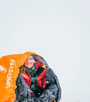 Dame i vindsekk i snøen
