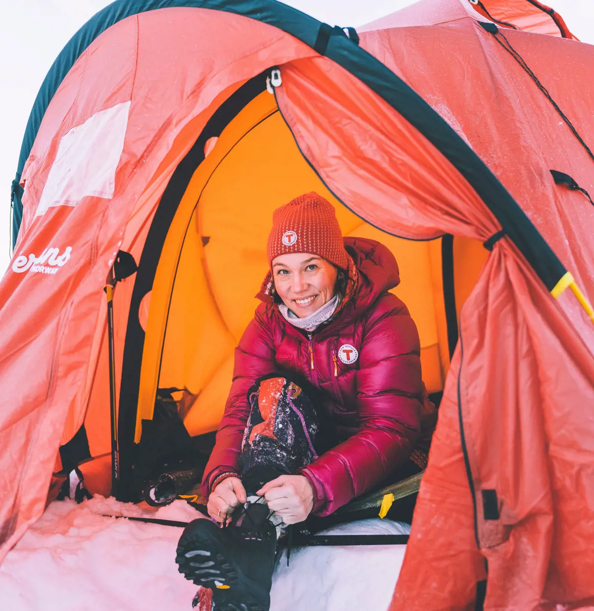 Dame i teltåpning på vinteren