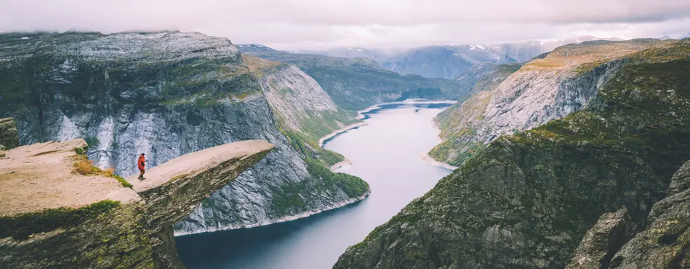 Utsikt til den merkverdige Trolltunga og den mektige fjorden i bakgrunnen. 