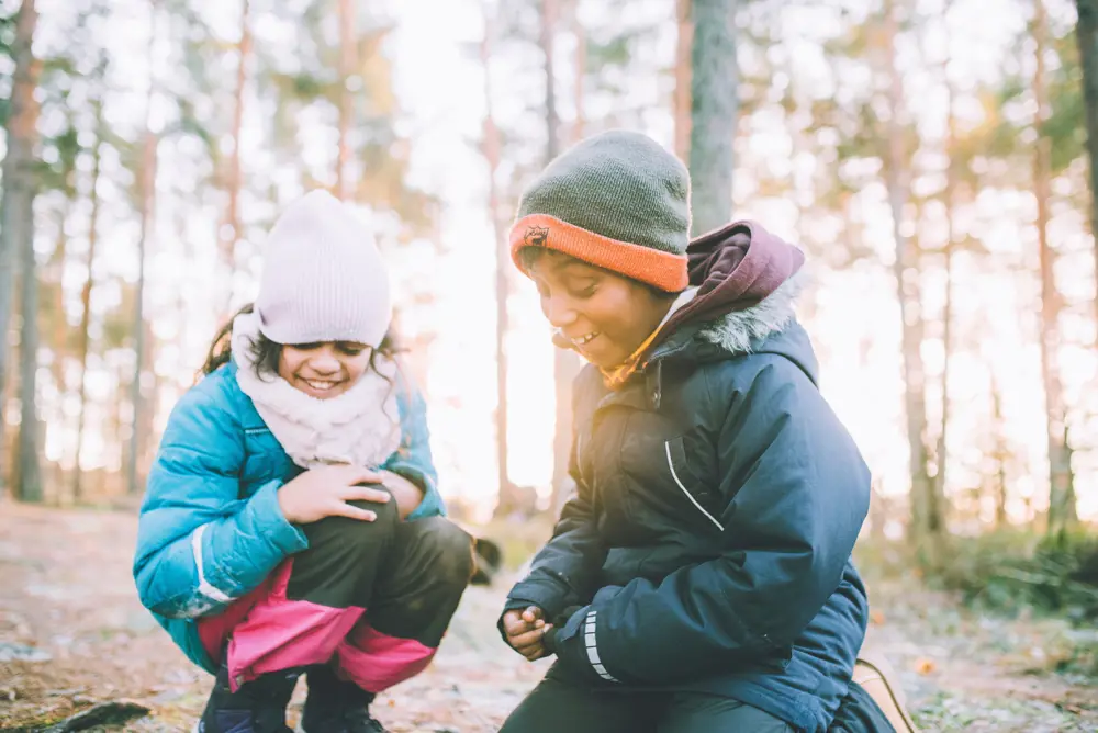 Klima- og miljøminister Ola Elvestuen på Friluftsskolen på Hallagerbakken skogen.