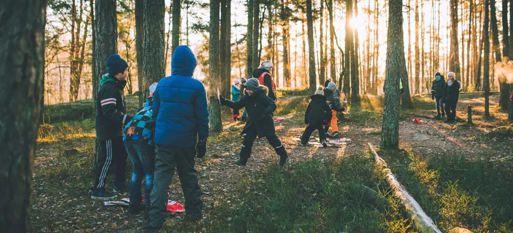 Klima- og miljøminister Ola Elvestuen på Friluftsskolen på Hallagerbakken skogen.